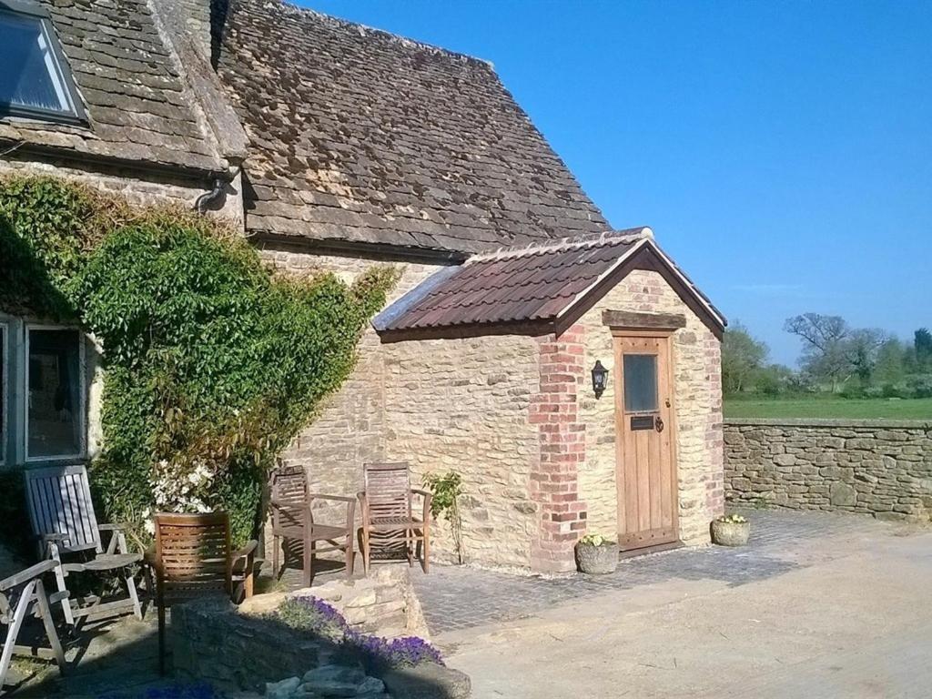 Battens Farm Cottages B&B Yatton Keynell Exteriör bild